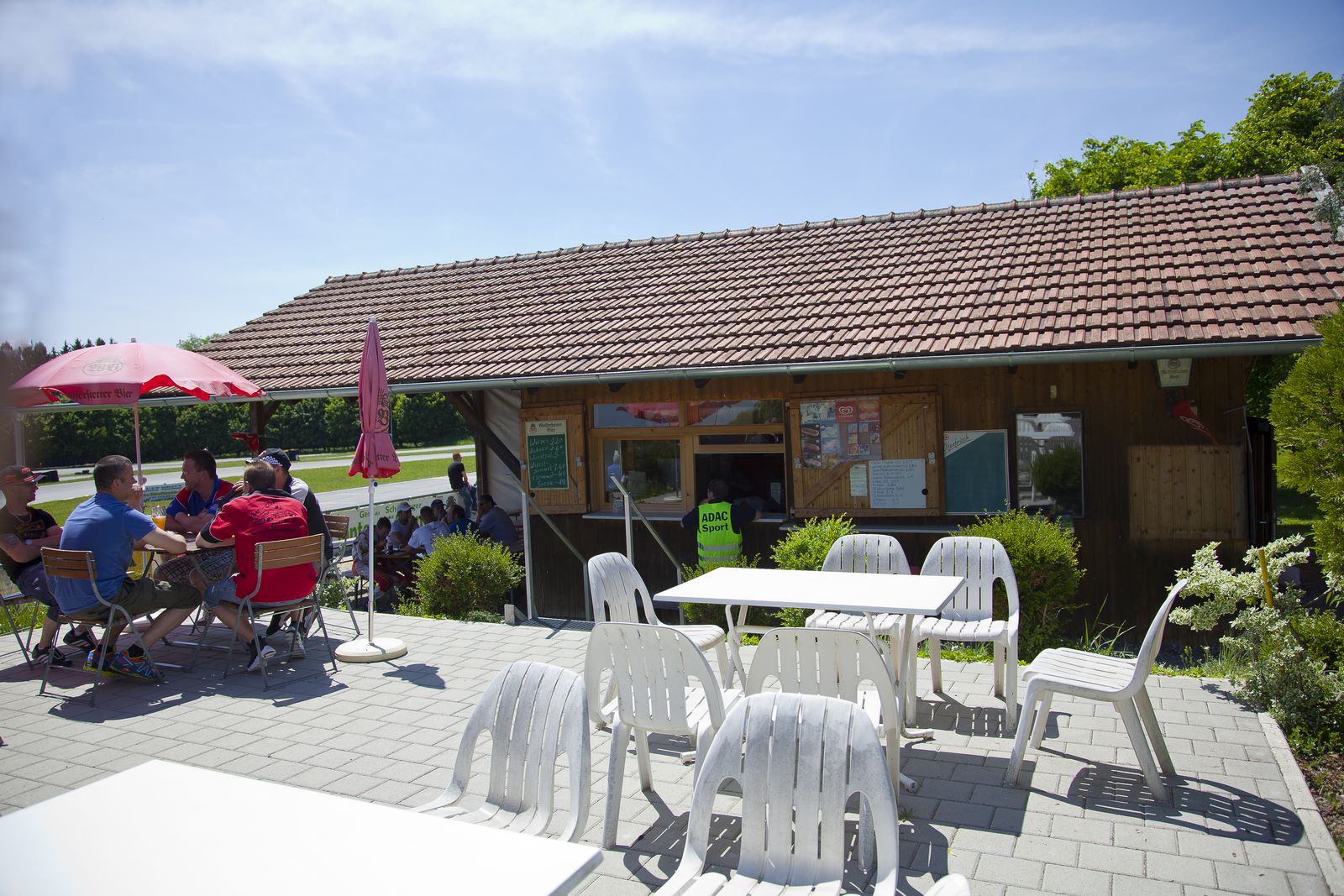 Kiosk mit Terrasse vom Kartsport-Zentrum Rottal